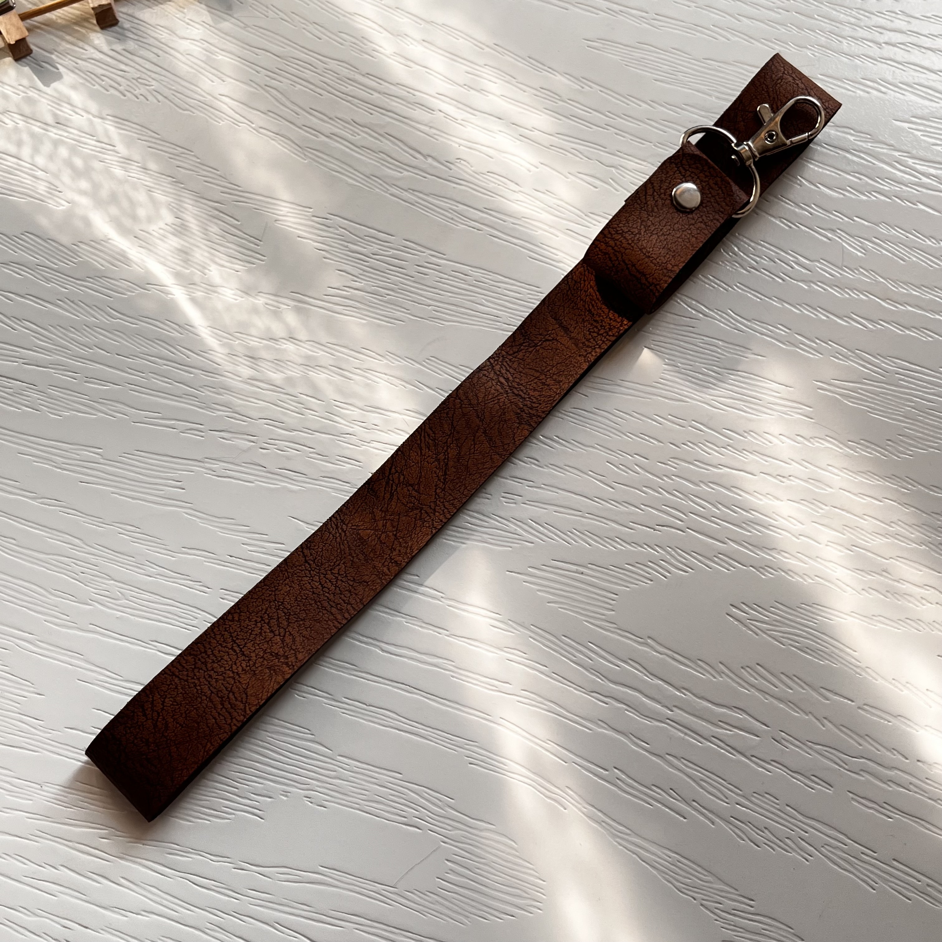 آویز و بند گردنی موبایل مدل چرم قهوه ای / phone strap