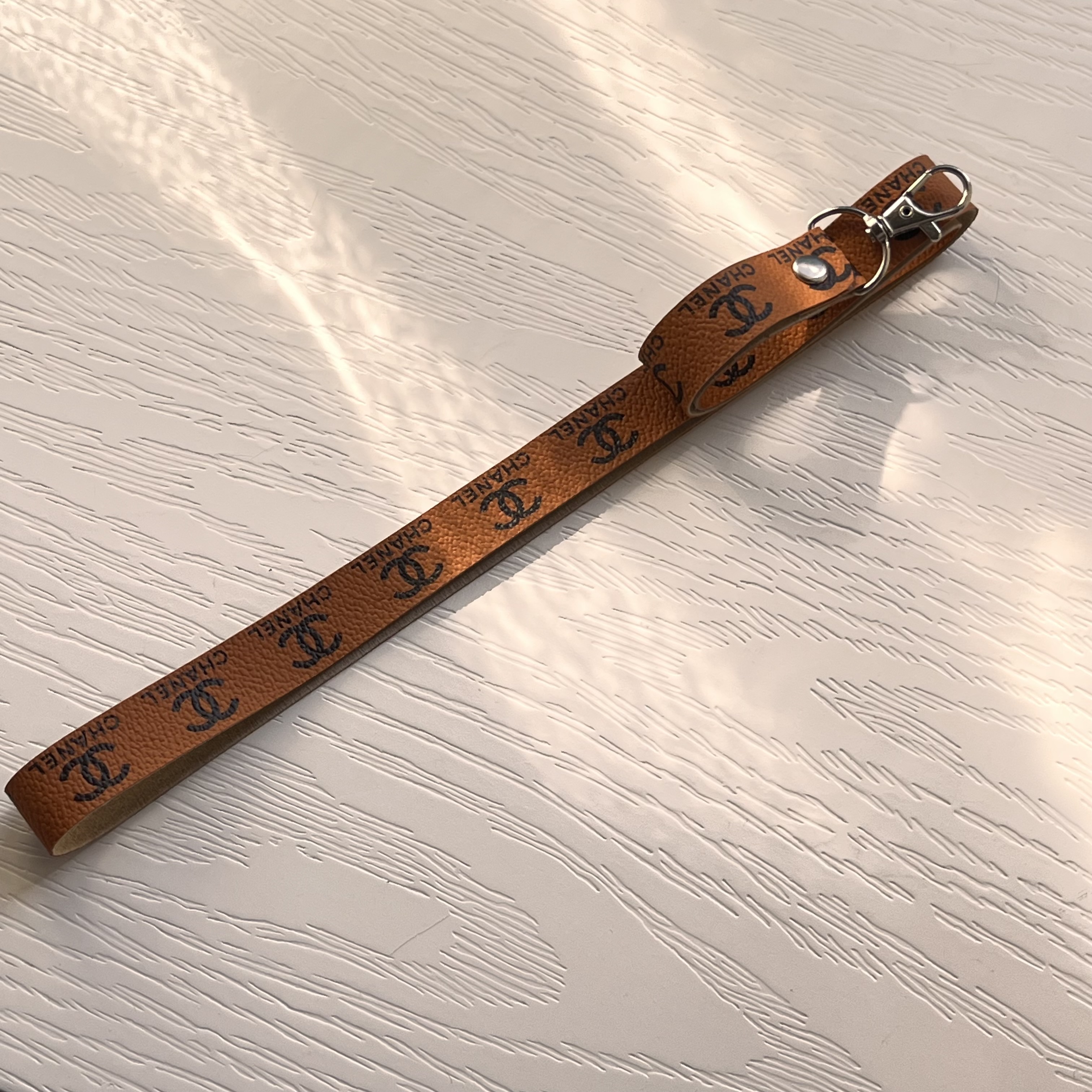 بند و آویز گردنی موبایل مدل برند شنل لوکس و شیک / Chanel phone strap