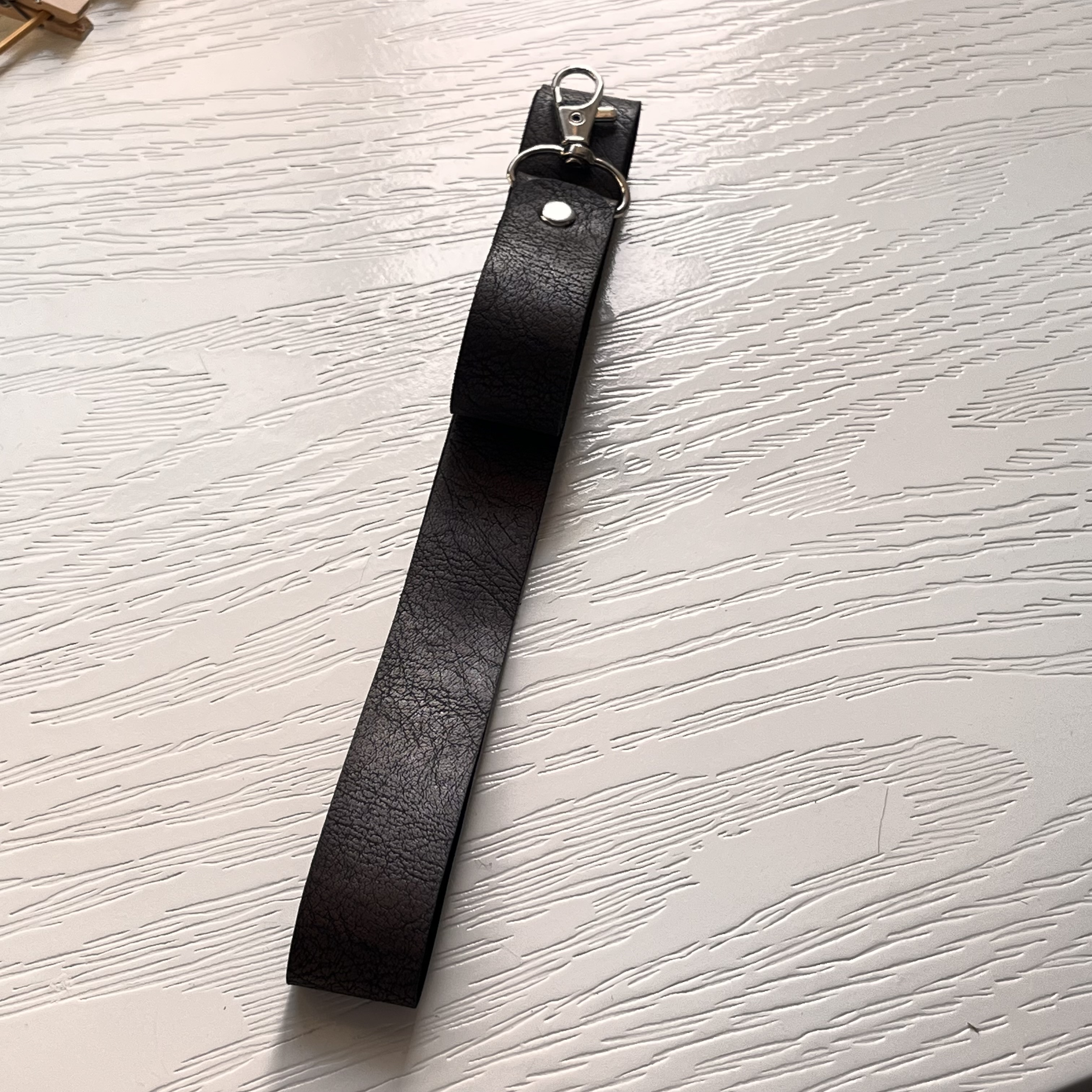بند و آویز گردنی موبایل مدل چرم قهوه ای تیره لوکس و شیک / phone strap