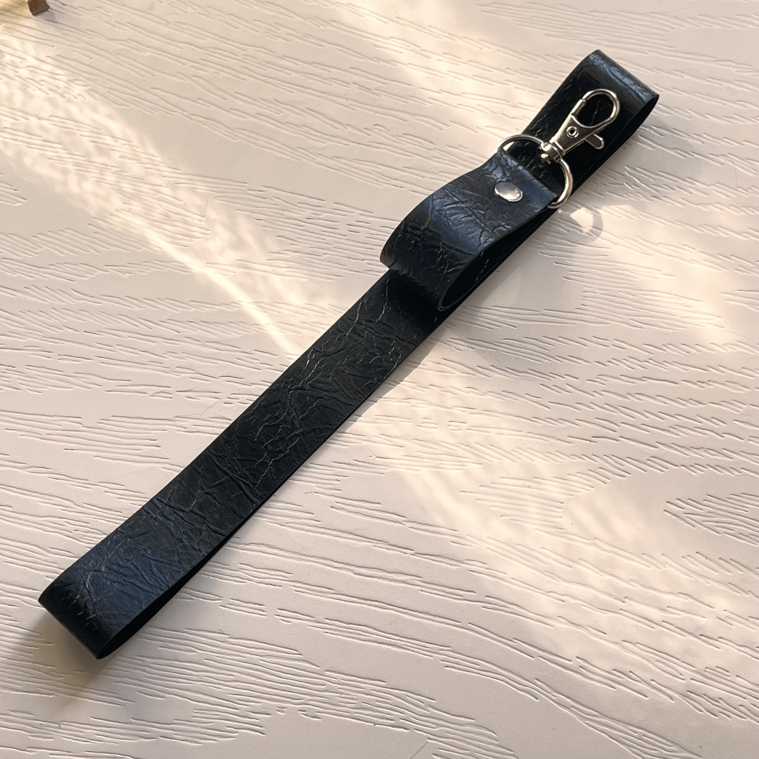 آویز و بند گردنی موبایل مدل چرم مشکی لوکس و شیک / phone strap