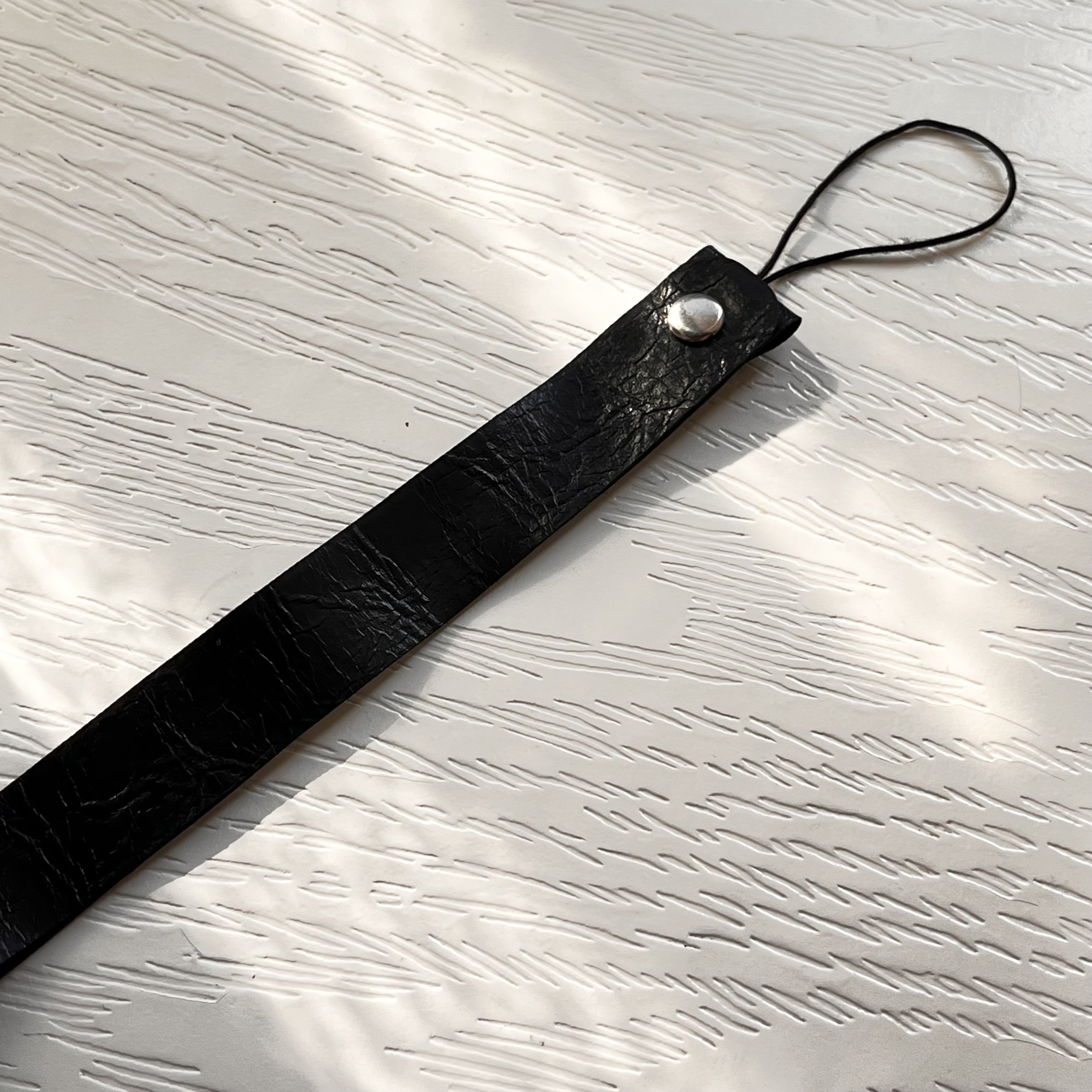بند مچی موبایل مدل چرم مشکی لوکس و شیک / phone wristband