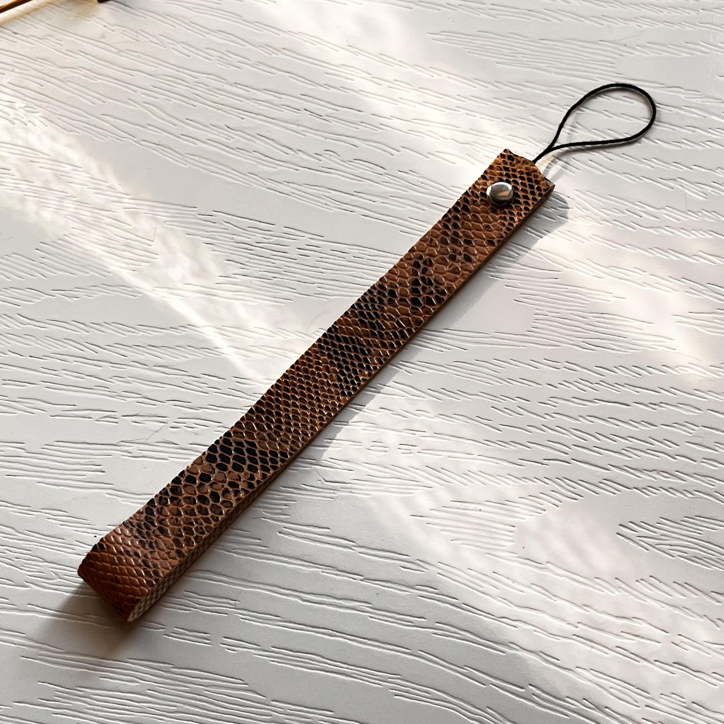بند مچی موبایل مدل چرم پوست مار لوکس و شیک / snake phone wristband