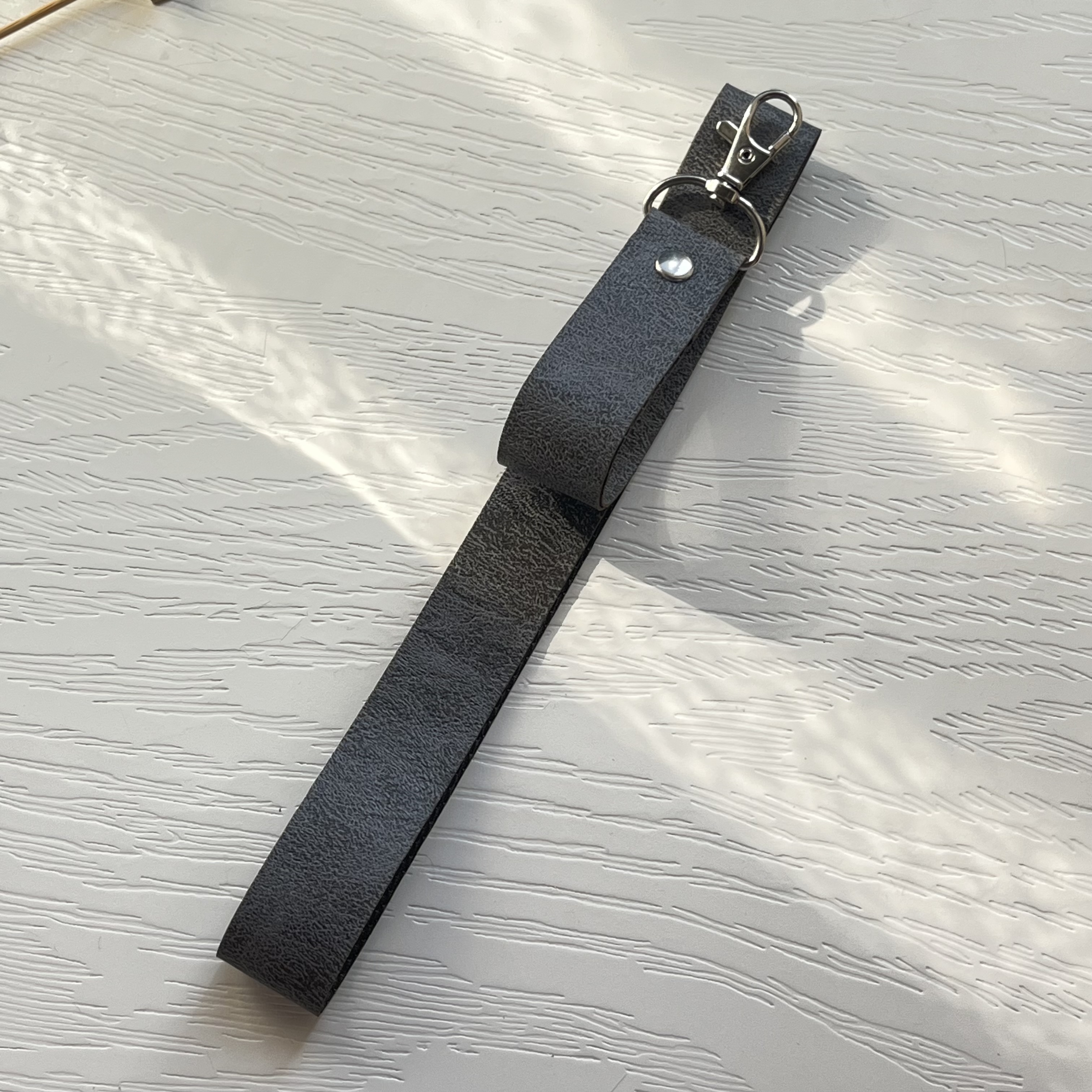 آویز و بند گردنی موبایل مدل چرم پوست مار خاکستری لوکس و شیک / snake phone strap
